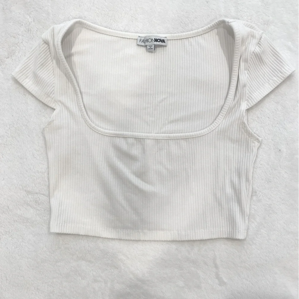 2-Piece Crop Top Capri Leggings Set - Picture 2 of 5